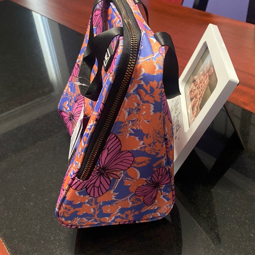 🆕Betsey Johnson Lunch tote with Mesh Pouch, Butterfly/Floral - Picture 3 of 7